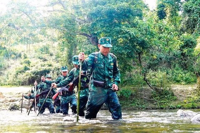 Trung tá Võ Trọng Hùng chỉ huy đội tuần tra, Đồn biên phòng Tam Quang đi làm nhiệm vụ