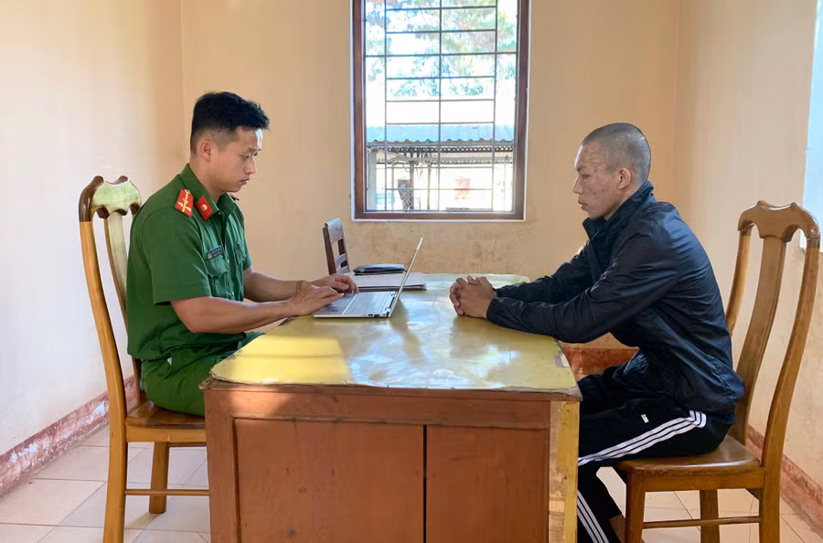 Công an huyện Mang Yang hỏi cung đối tượng vi phạm pháp luật về ma túy. Ảnh: R'Ô HOK