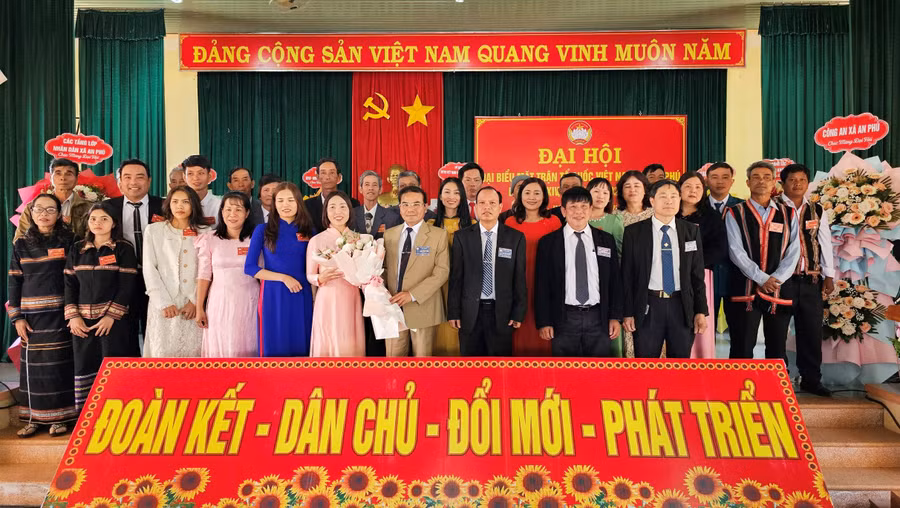 Ủy ban MTTQ Việt Nam xã An Phú nhiệm kỳ 2024-2029 ra mắt nhận nhiệm vụ và nhận hoa chúc mừng của đại diện lãnh đạo cấp trên. Ảnh: A.H Ủy ban MTTQ Việt Nam xã An Phú nhiệm kỳ 2024-2029 ra mắt nhận nhiệm vụ và nhận hoa chúc mừng của đại diện lãnh đạo cấp trên. Ảnh: A.H
