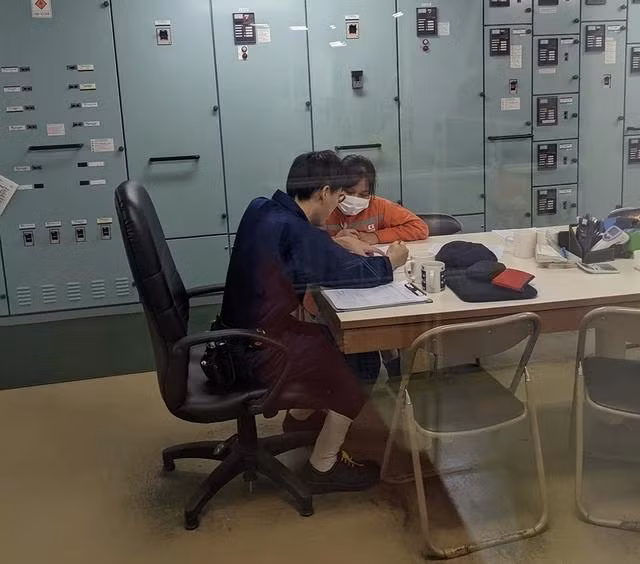 Một sĩ quan thuyền viên người Nhật hướng dẫn Quyên trong kỳ đi Cadet