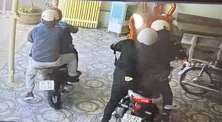 Nhóm người cướp tiệm vàng. (Ảnh: Lê Ánh)