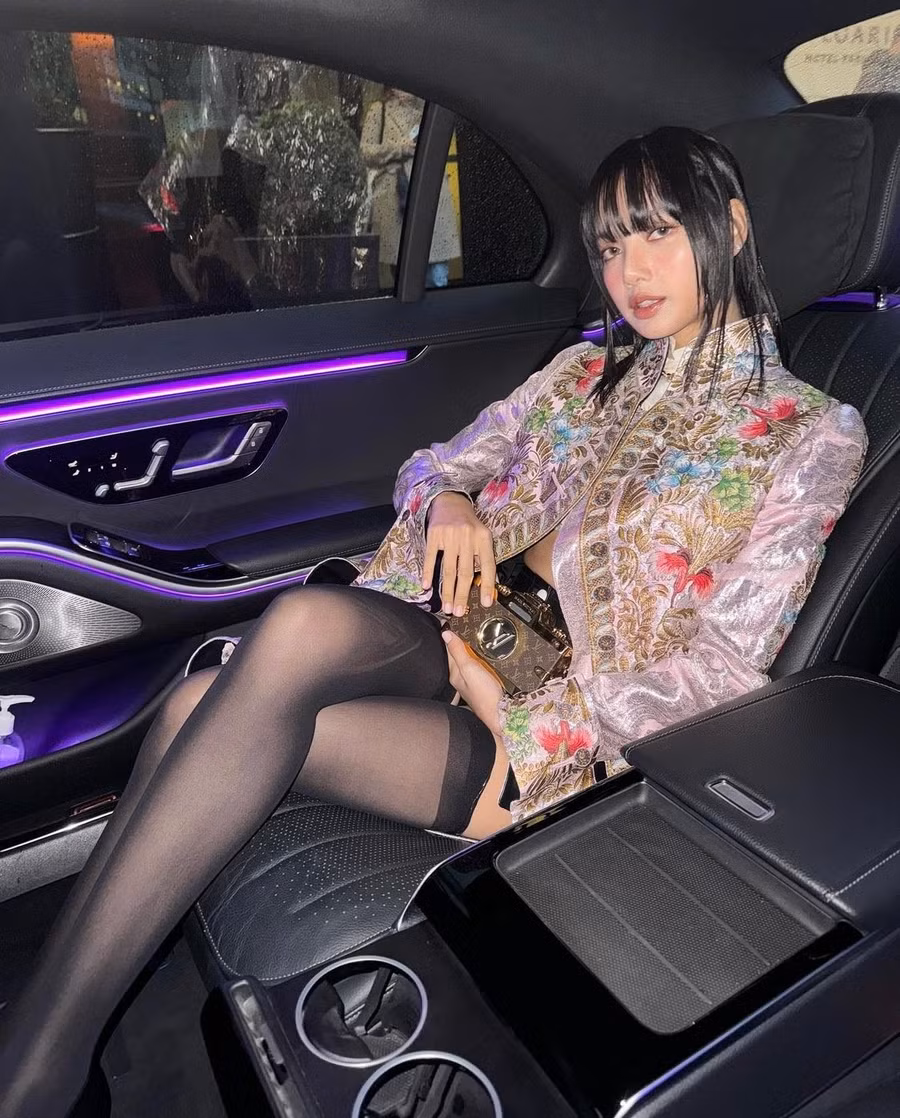 Sau khi lập công ty riêng, Lisa tự chủ các hoạt động cá nhân. Ngoài việc quen mặt với show thời trang, Lisa sẽ góp mặt trong mùa thứ ba của series ăn khách The White Lotus do HBO sản xuất, khởi quay từ tháng 2 tại Thái Lan, theo Variety. Sau khi lập công ty riêng, Lisa tự chủ các hoạt động cá nhân. Ngoài việc quen mặt với show thời trang, Lisa sẽ góp mặt trong mùa thứ ba của series ăn khách The White Lotus do HBO sản xuất, khởi quay từ tháng 2 tại Thái Lan, theo Variety.