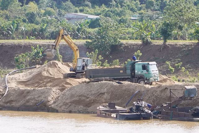 Mỏ cát của Công ty B.S ven bờ sông Đăk Bla. Ảnh: ĐỨC NHẬT