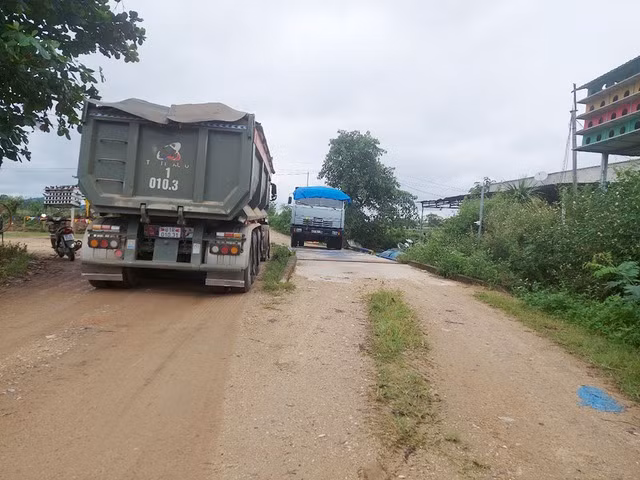 Xe chở cát tại mỏ khai thác của Công ty B.S "né" trạm cân điện tử. Ảnh: ĐỨC NHẬT