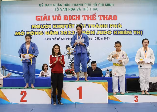 Vượt lên những bất tiện về khiếm khuyết cơ thể, Gia Hân (bìa phải) đã gặt hái được nhiều thành quả trong môn judo. Ảnh: NVCC