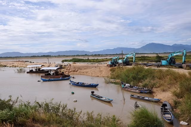 Mỏ cát tại xã Hòa Thắng, H.Phú Hòa (Phú Yên) đến ngày 30.6.2023 hết hạn khai thác nhưng phương tiện khai thác vẫn chưa đưa ra khỏi mỏ. Ảnh: MINH HUY