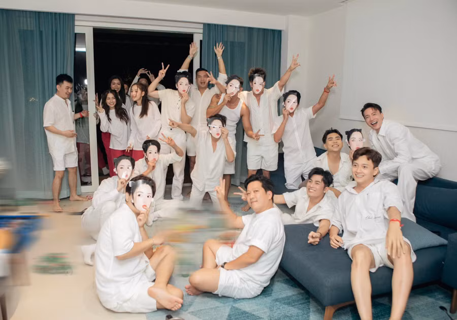 Sau lễ gia tiên ngày 1.11, Puka và Gin Tuấn Kiệt tổ chức lễ cưới tại quê nhà chú rể ở Khánh Hòa vào chiều 4.11. Đây là buổi tiệc riêng tư dành cho gia đình, người thân và bạn bè của cặp đôi. Ngày 6.11, họ làm tiệc báo hỷ tại một trung tâm tiệc cưới sang trọng ở TP.HCM. Ảnh: Nguyễn Du