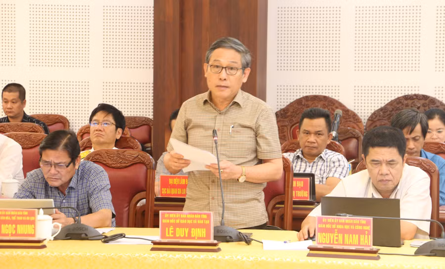 Giám đốc Sở Giáo dục và Đào tạo Lê Duy Định tham gia ý kiến tại hội nghị. Ảnh: Quang Tấn