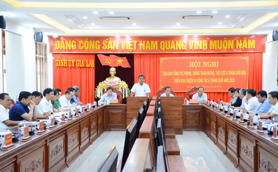 Bí thư Tỉnh ủy Hồ Văn Niên phát biểu chỉ đạo tại hội nghị giao ban công tác phòng-chống tham nhũng, tiêu cực 6 tháng đầu năm 2023. Ảnh: Minh Nguyễn