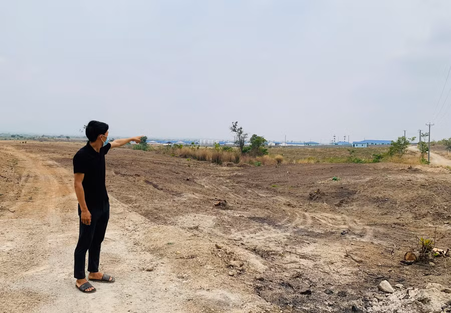 Người dân thôn Đoàn Kết (xã Ia Piơr, huyện Chư Prông) chỉ tay về phía các dự án chăn nuôi đã đi vào hoạt động gây mùi hôi. Ảnh: Hồng Thương