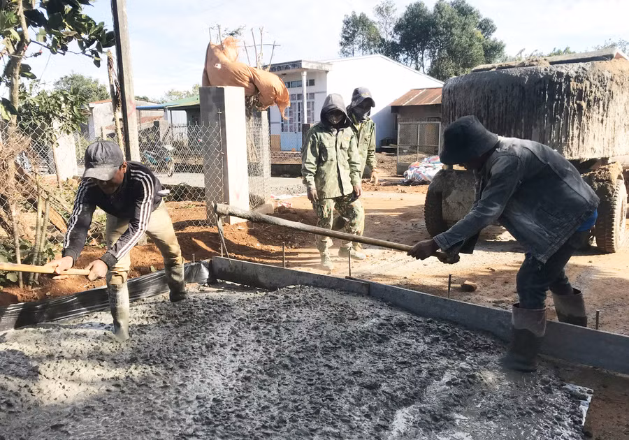 Người dân xã Ia Băng làm đường giao thông nông thôn. Ảnh: Nguyễn Diệp