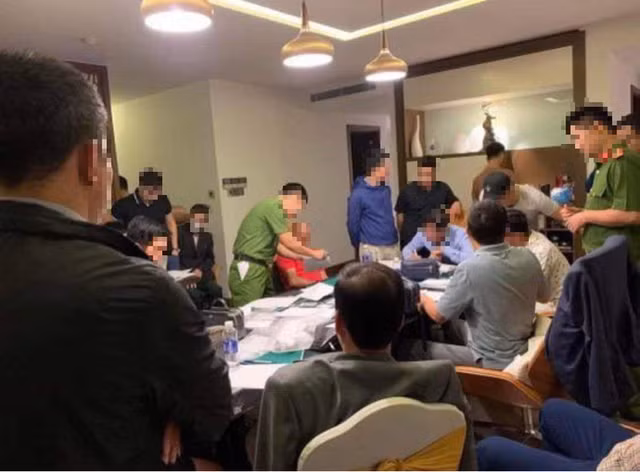 Công an ập vào bắt quả tang nhóm doanh nhân đánh bạc, tổ chức đánh bạc. Ảnh: Chụp màn hình