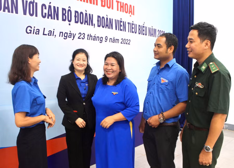 Bí thư Tỉnh Đoàn Hà Thị Giang Thảo (ở giữa) trao đổi, lắng nghe ý kiến của cán bộ Đoàn các cấp. Ảnh: Phan Lài
