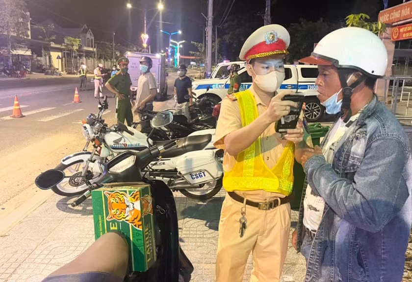 Lực lượng Cảnh sát Giao thông huyện Krông Pa kiểm tra nồng độ cồn người tham gia giao thông. Ảnh: Lê Anh