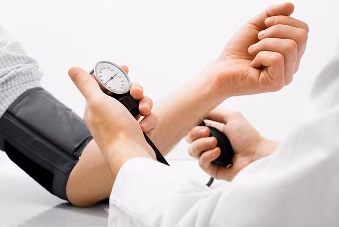 Sự thật về điều nhiều người cao huyết áp sợ gây đột quy, đau tim - Ảnh 1. Đạt thể lực cao thông qua việc tập thể dục ở mức độ cao, được xây dựng qua một quá trình tập thường xuyên, sẽ giúp người cao huyết áp chống lại nguy cơ tử vong sớm vì các biến cố, bệnh tim mạch. Ảnh minh họa từ Internet