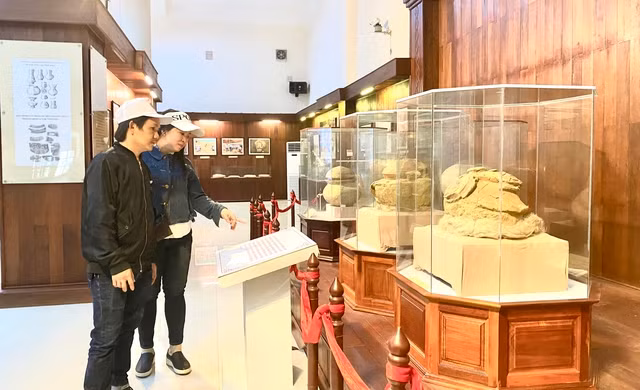 Du khách đến tham quan xem các ngôi mộ Du khách đến tham quan xem các ngôi mộ