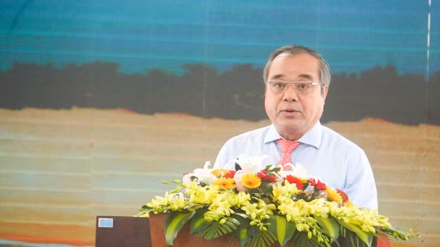 Ông Trần Hoàng Tuấn, Phó chủ tịch UBND tỉnh Quảng Ngãi, phát biểu tại buổi lễ Ông Trần Hoàng Tuấn, Phó chủ tịch UBND tỉnh Quảng Ngãi, phát biểu tại buổi lễ