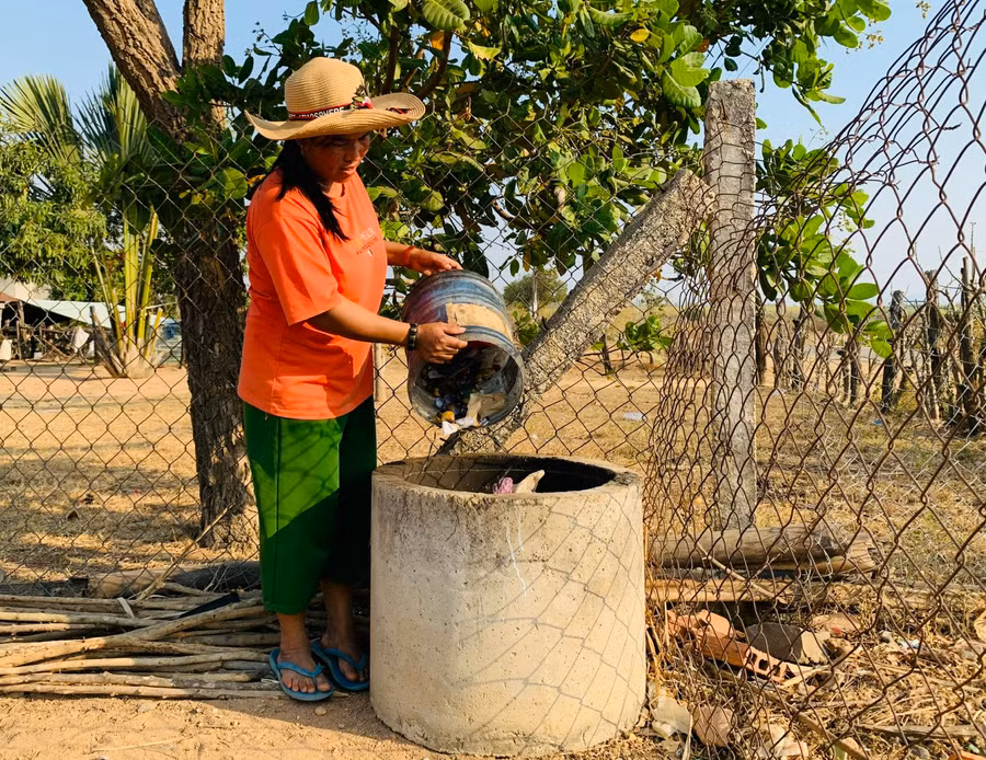 Bà Đinh Thị Rét (làng Pông) tích cực dọn vệ sinh, phân loại rác thải. Ảnh: Nhật Hào