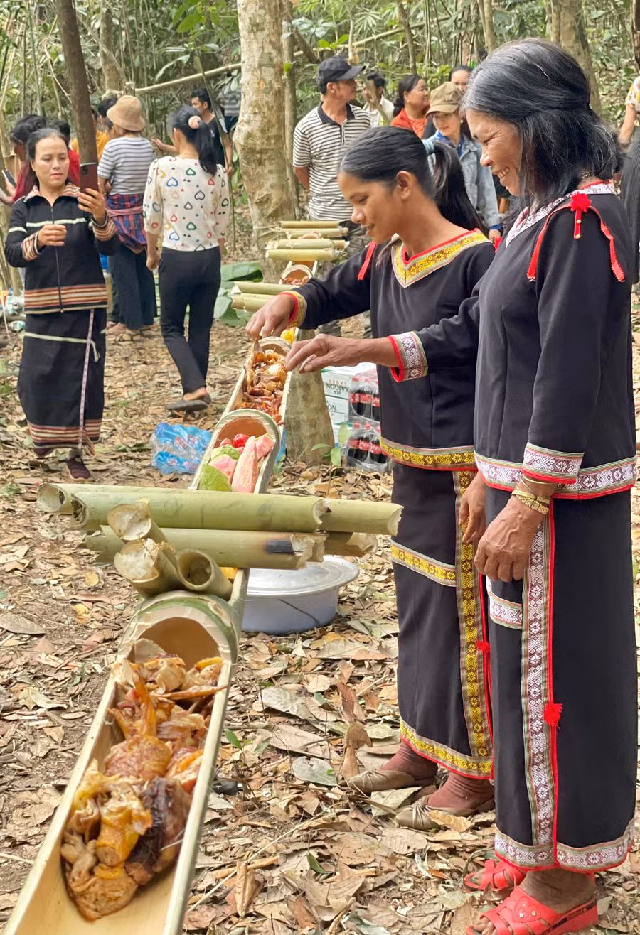 Bữa tiệc đứng độc đáo giữa rừng. Ảnh: Lam Nguyên