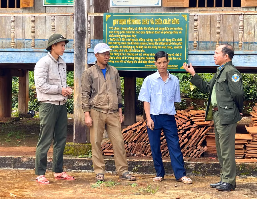 Ông Trịnh Viết Ty (bìa phải)-Giám đốc Khu Bảo tồn thiên nhiên Kon Chư Răng tuyên truyền, vận động người dân tích cực tham gia quản lý bảo vệ diện tích rừng nhận khoán. Ảnh: Minh Nguyễn