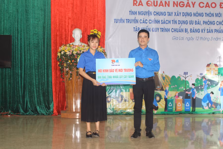 Tỉnh Đoàn, Hội LHTN Việt Nam tỉnh tặng mô hình bảo vệ môi trường “Đổi rác thải nhựa lấy cây xanh” cho Đoàn xã Nghĩa Hưng (huyện Chư Păh). Ảnh: Phan Lài