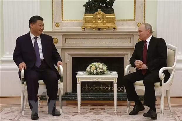 Tổng thống Nga Vladimir Putin (phải) và Chủ tịch Trung Quốc Tập Cận Bình tại cuộc gặp ở Moskva ngày 20/3. Ảnh: AFP/TTXVN Tổng thống Nga Vladimir Putin (phải) và Chủ tịch Trung Quốc Tập Cận Bình tại cuộc gặp ở Moskva ngày 20/3. Ảnh: AFP/TTXVN
