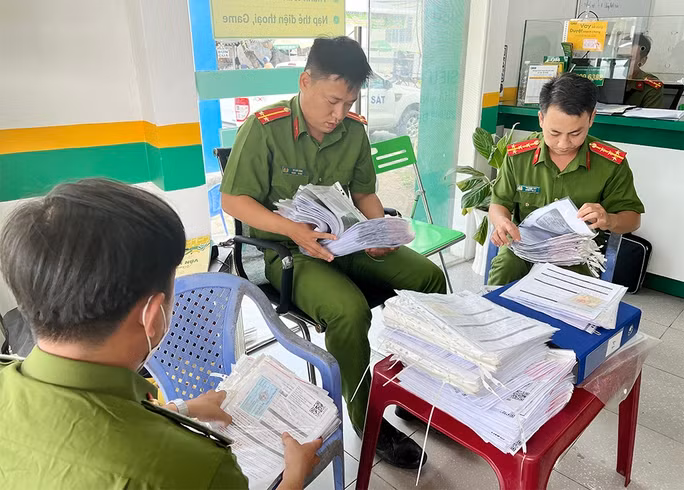 Lực lượng công an kiểm tra tại cơ sở ở huyện Châu Phú