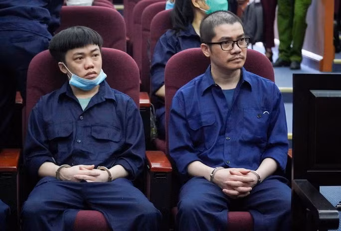 Hình ảnh mới nhất của vợ chồng cựu CEO Alibaba Nguyễn Thái Luyện - Ảnh 5. Bị cáo Nguyễn Thái Luyện (bên phải) và em trai Nguyễn Thái Lĩnh.