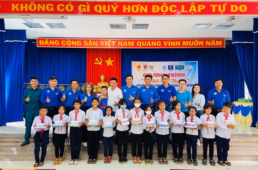 Nhóm cựu cán bộ Đoàn cơ sở TP. Pleiku kết nối, gặp gỡ tổ chức chương trình tặng quà cho học sinh khó khăn ở phường Thắng Lợi. Ảnh: Phan Lài