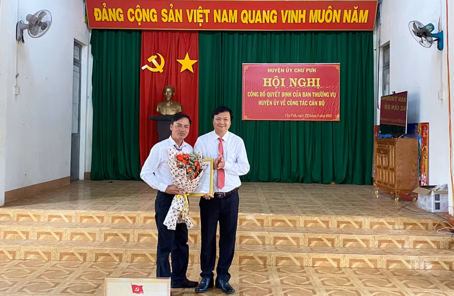 Phó Bí thư Thường trực Huyện ủy Nguyễn Huy Châu (bên phải) trao quyết định và tặng hoa chúc mừng đồng chí Lưu Xuân Thành giữ chức Bí thư Đảng ủy xã Ia Le. Ảnh: Thanh Nhật Phó Bí thư Thường trực Huyện ủy Nguyễn Huy Châu (bên phải) trao quyết định và tặng hoa chúc mừng đồng chí Lưu Xuân Thành giữ chức Bí thư Đảng ủy xã Ia Le. Ảnh: Thanh Nhật