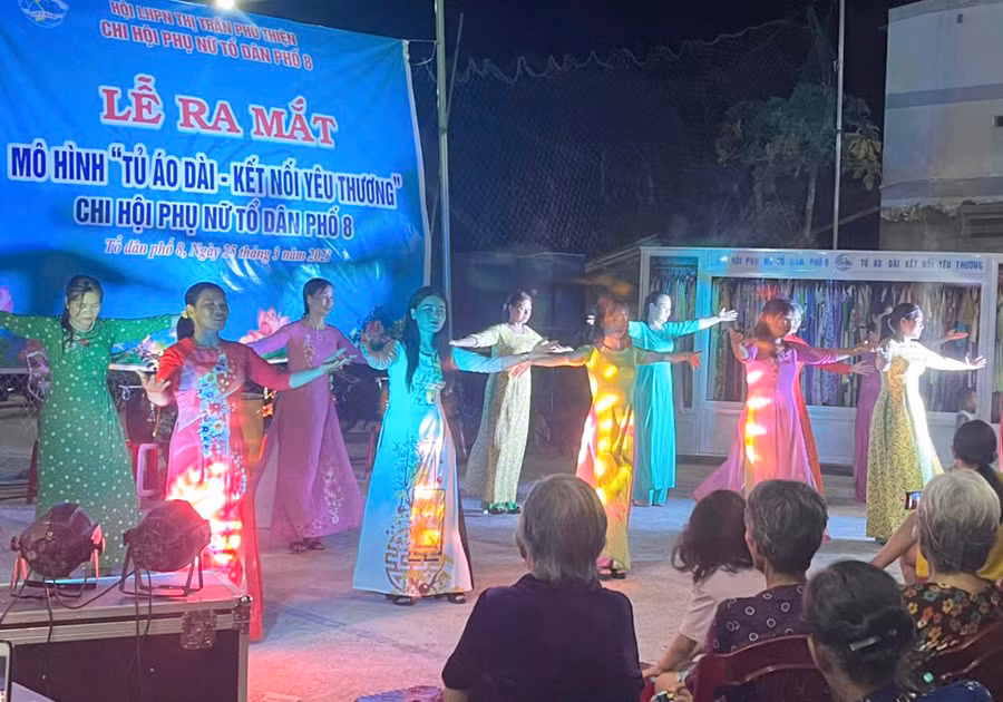 Chị em hội viên tổ dân phố 8 biểu diễn các tiết mục văn nghệ với trang phục mượn từ Tủ áo dài-kết nối yêu thương của Chi hội. Ảnh: Vũ Chi