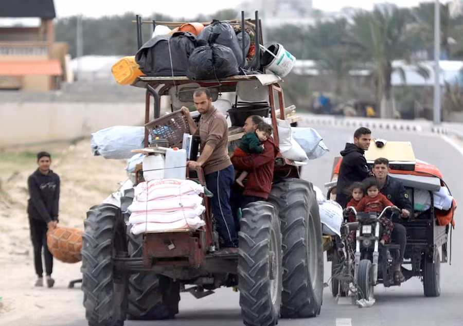 Người dân sơ tán khỏi TP. Rafah, Dải Gaza ngày 13-2. Ảnh: THX/TTXVN