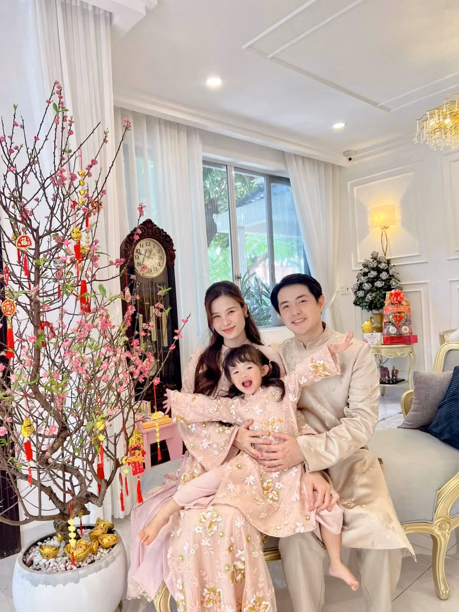 Ngoài Ngọc Trinh, nhiều sao Việt cũng chia sẻ khoảnh khắc đón năm mới bên gia đình. Vợ chồng Đông Nhi - Ông Cao Thắng diện áo dài truyền thống chụp ảnh cùng con gái. Cặp đôi gửi lời chúc “phát tài phát lộc" đến khán giả trên trang cá nhân