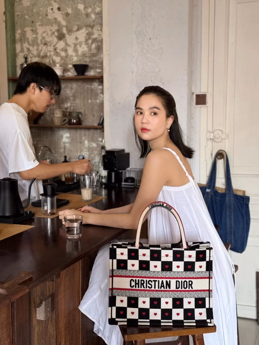 Thời điểm bị bắt tạm giam, các tài khoản mạng xã hội sở hữu hàng triệu lượt theo dõi của diễn viên Vòng eo 56 bị khóa. Đến hiện tại, chúng bắt đầu hoạt động trở lại. Người đẹp đăng tải hình ảnh mới cùng gia đình hay những dòng trạng thái động viên bản thân sau biến cố. Điển hình là hôm 14.2, Ngọc Trinh viết: “Nghỉ ngơi và trở lại mạnh mẽ hơn"