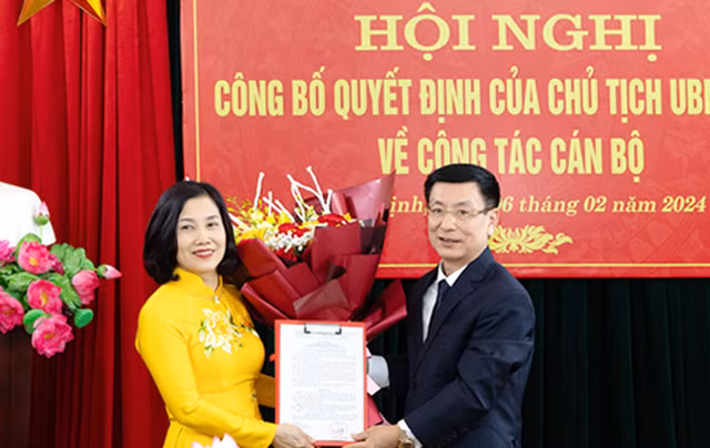 Chủ tịch UBND tỉnh Nam Định Phạm Đình Nghị đã trao quyết định bổ nhiệm đồng chí Hoàng Thị Hoài Phương giữ chức vụ Giám đốc Đài Phát thanh và Truyền hình tỉnh Nam Định.