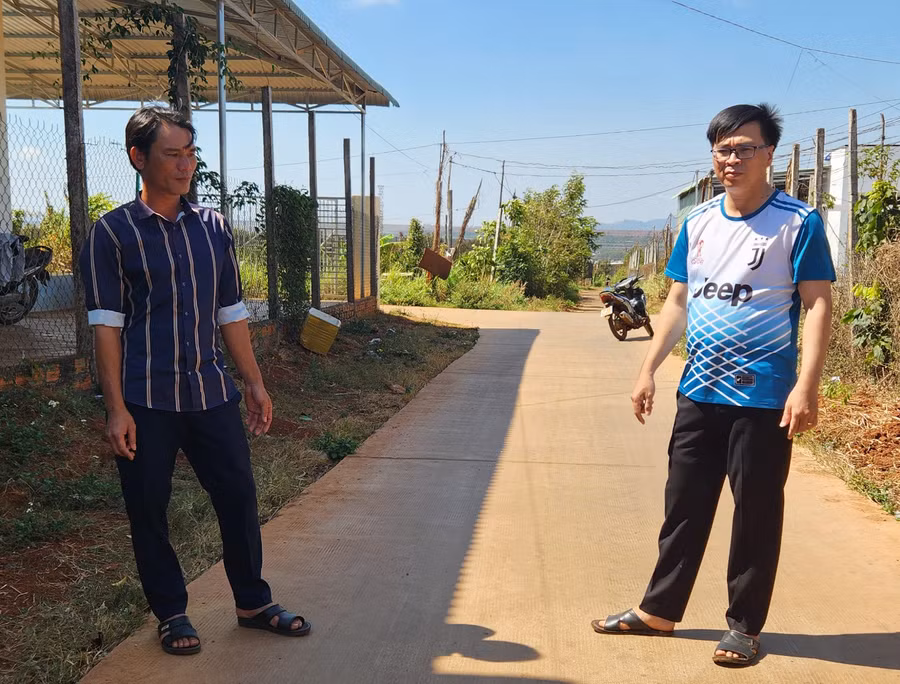 Nhờ sự vận động tích cực của anh Nguyễn Quang Trường (bìa trái), nhiều hộ dân ở thôn 1 (xã Ia Blang) đã đóng góp kinh phí để làm đường bê tông. Ảnh: P.N