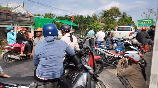 Nhiều người dân đứng theo dõi lực lượng công an làm nhiệm vụ Nhiều người dân đứng theo dõi lực lượng công an làm nhiệm vụ