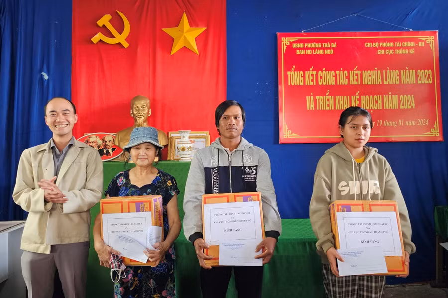 Chi bộ Phòng Tài chính-Kế hoạch và Chi cục Thống kê TP. Pleiku tặng quà cho người dân làng Ngó (phường Trà Bá)-đơn vị kết nghĩa. Ảnh: P.D