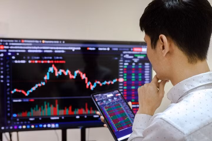 Chứng khoán nhiều thách thức nhưng vẫn có cơ hội cho nhà đầu tư. Ảnh minh họa