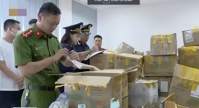 Lực lượng chức năng phối hợp kiểm đếm, niêm phong số tang vật phục vụ công tác điều tra. (Nguồn: Báo An ninh Thủ đô) Lực lượng chức năng phối hợp kiểm đếm, niêm phong số tang vật phục vụ công tác điều tra. (Nguồn: Báo An ninh Thủ đô)