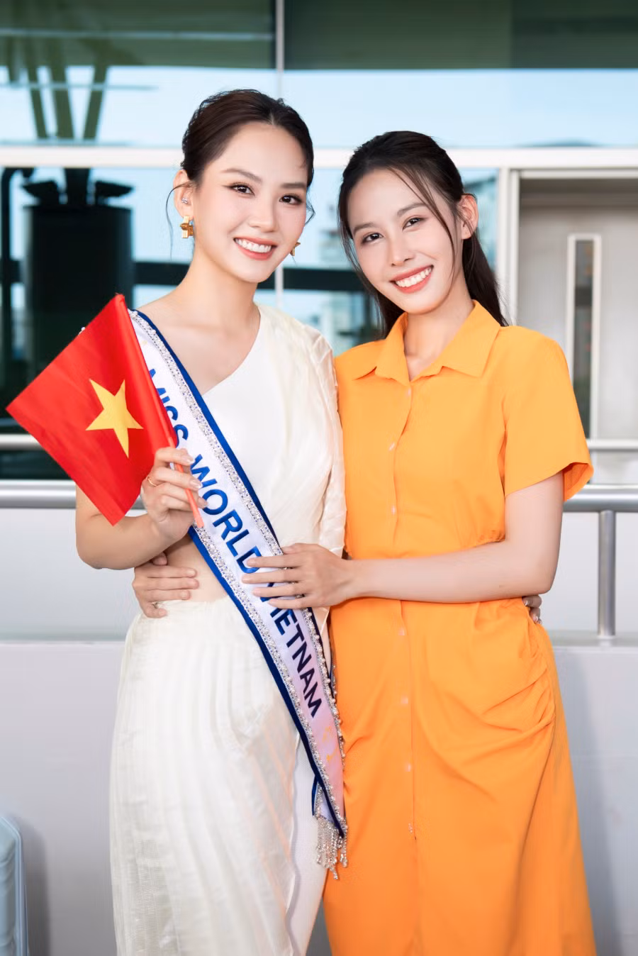 Á hậu Ngọc Hằng tới tiễn Mai Phương đi thi quốc tế.