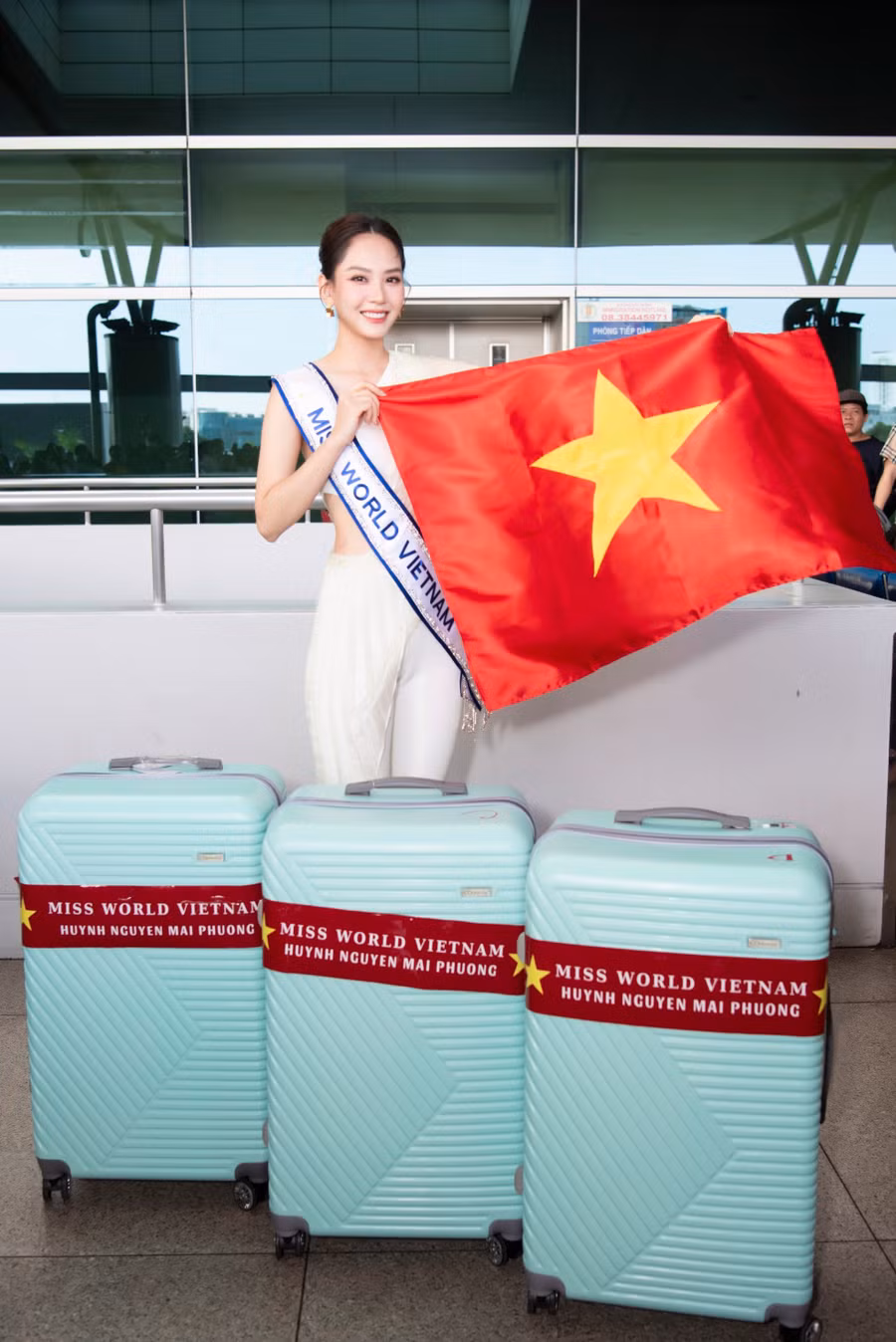 Chiều 16/2, Hoa hậu Mai Phương đã có mặt ở sân bay Tân Sơn Nhất để bay sang Ấn Độ tham dự cuộc thi Hoa hậu Thế giới lần thứ 71. Người đẹp diện bộ jumpsuit màu trắng thanh lịch với điểm nhấn là phần tà váy xếp ly lạ mắt.