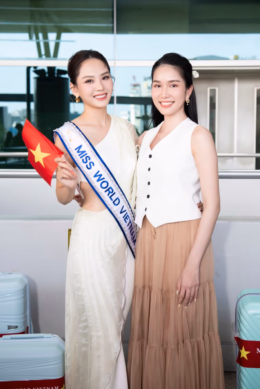 Hoa khôi Huỳnh Thúy Vi và Á hậu Phương Anh cũng tới sân bay tiễn và chúc Mai Phương lên đường may mắn.
