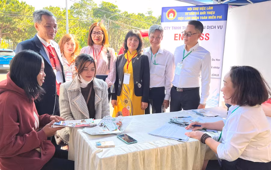 Doanh nghiệp và lao động kết nối việc làm. Ảnh: Đinh Yến