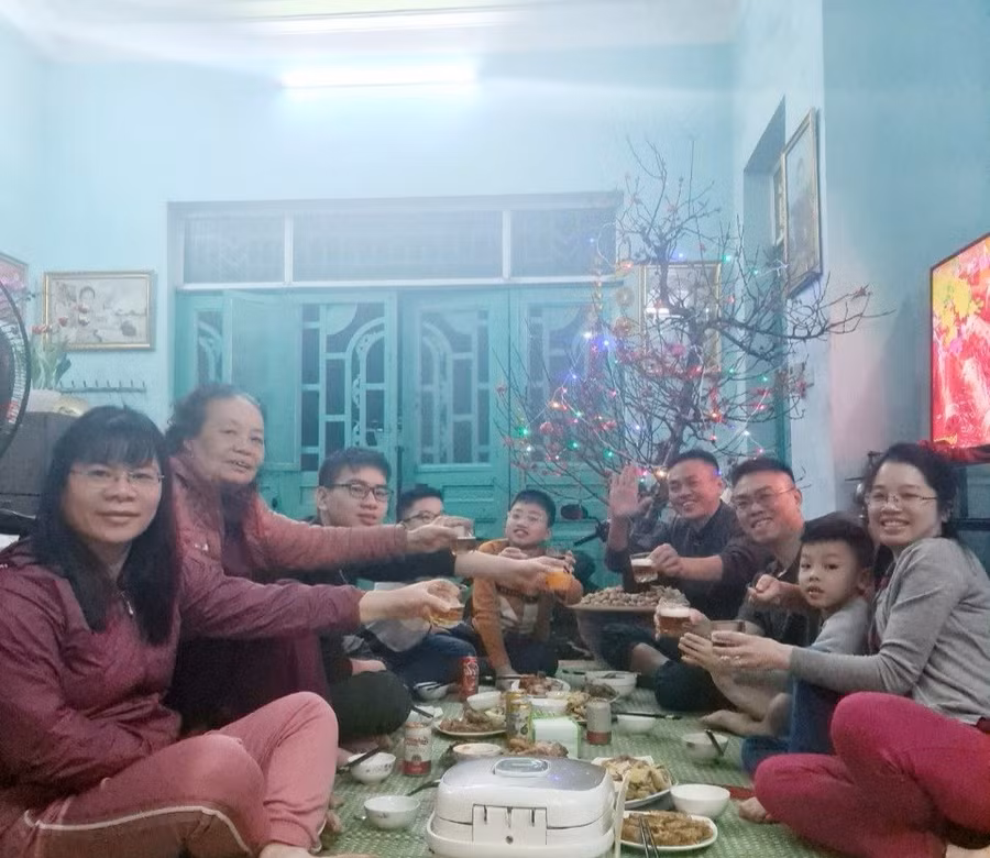 Bức ảnh gia đình tác giả trong bữa cơm chiều 30 Tết tại Việt Nam