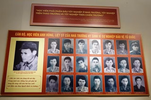 Di ảnh anh hùng liệt sĩ Phan Đình Linh xếp đầu tiên trong 22 liệt sĩ Trường Sĩ quan Chính trị, hy sinh tháng 2.1979
