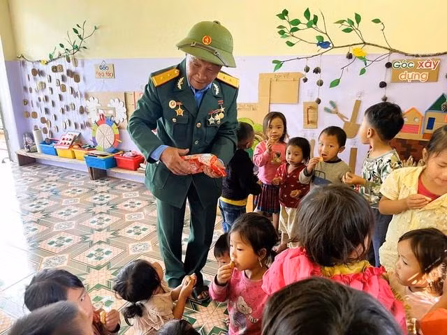 Anh hùng Vàng A Sình thăm, tặng quà học sinh mầm non điểm trường Ngài Chồ