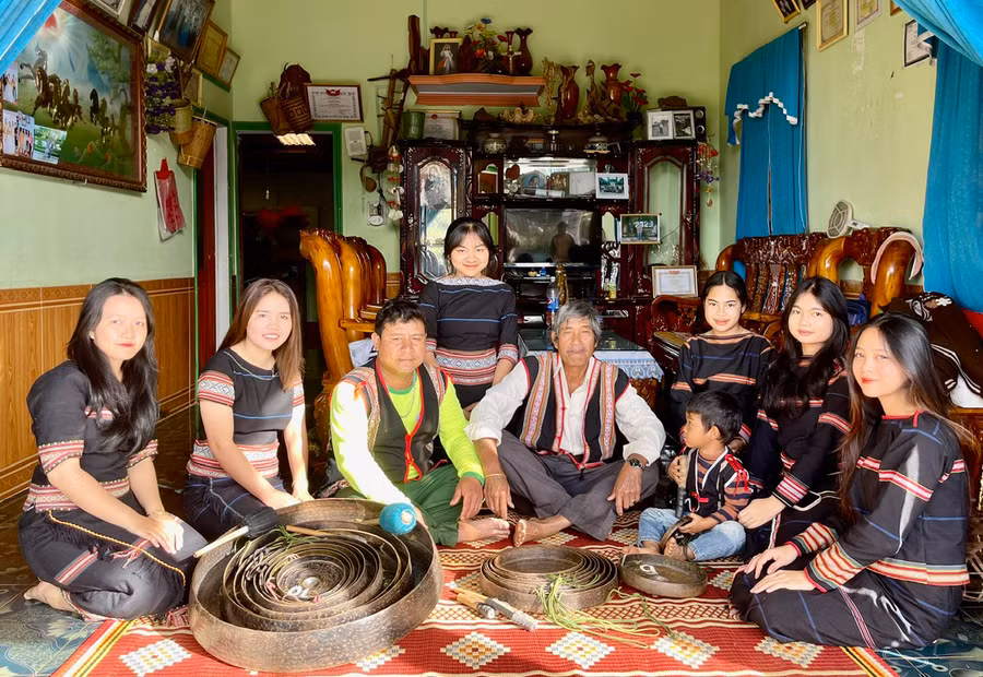 Ông Ksor Kol (thứ 5 từ trái sang) tích cực phối hợp truyền dạy cồng chiêng cho người dân trong làng. Ảnh: N.H Ông Ksor Kol (thứ 5 từ trái sang) tích cực phối hợp truyền dạy cồng chiêng cho người dân trong làng. Ảnh: N.H