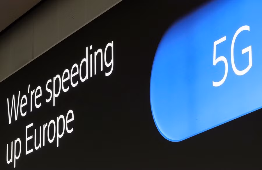 Một biển quảng cáo về mạng 5G tại sân bay quốc tế Zaventem, Bỉ. Ảnh: Reuters