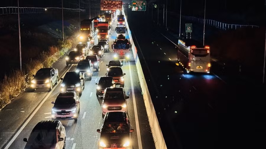 Dòng xe dài 4km di chuyển chậm trên cao tốc Phan Thiết-Dầu Giây sau vụ va chạm liên hoàn liên quan đến 4 xe ôtô. Ảnh: Lê Xuân/TTXVN